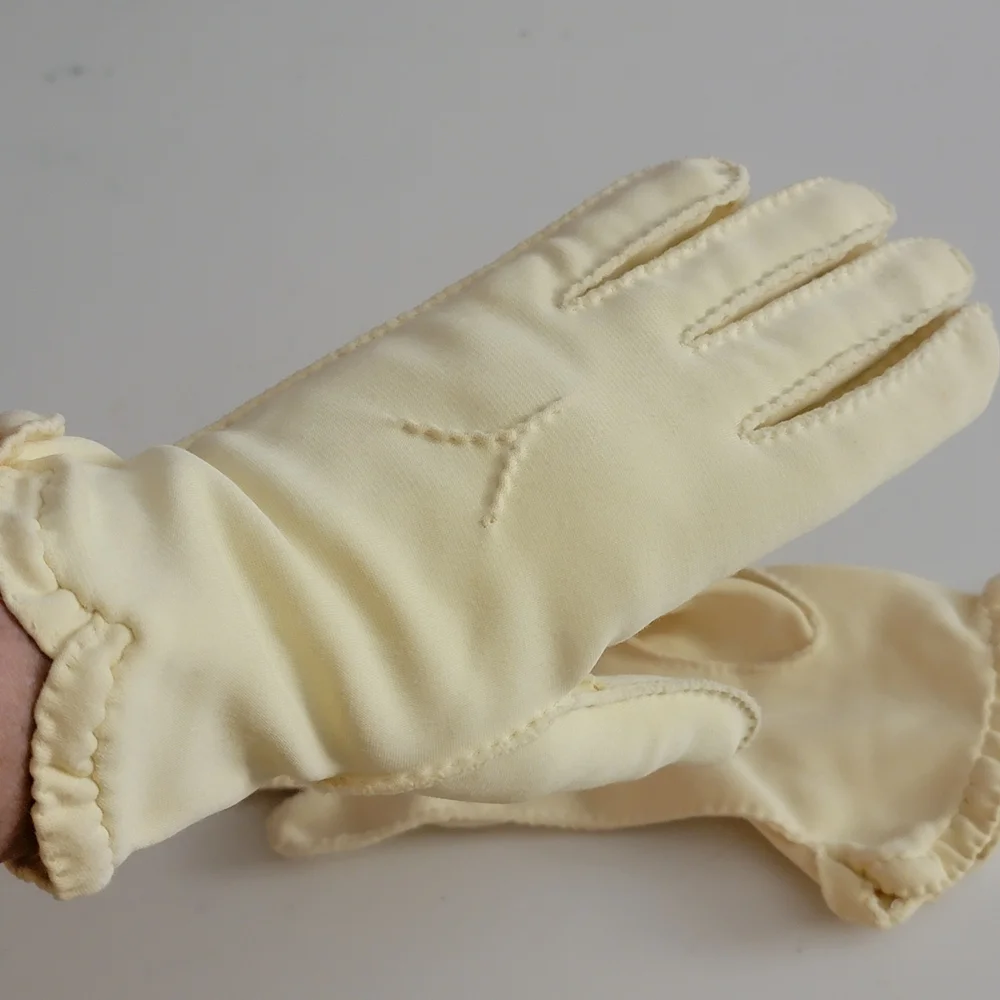 Source Unknown Cream Vintage Style Women's Gloves